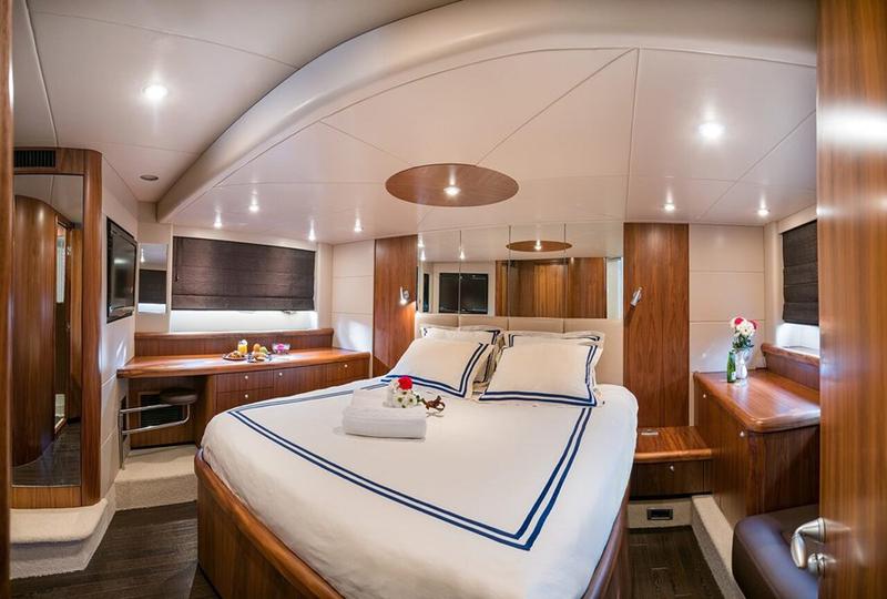Book yachts online - motorboat - Predator 62 - Ena 1 - rent