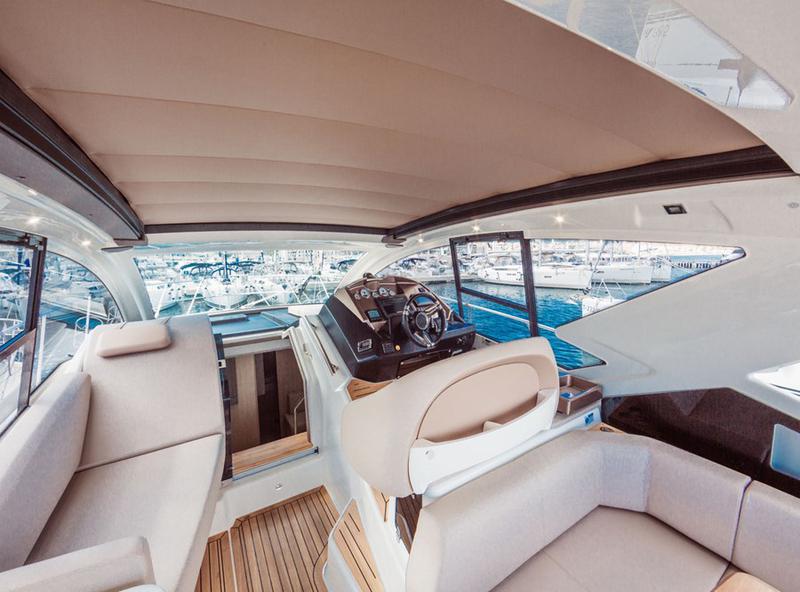 Book yachts online - motorboat - Cranchi M44 HT - Brown Sugar - rent