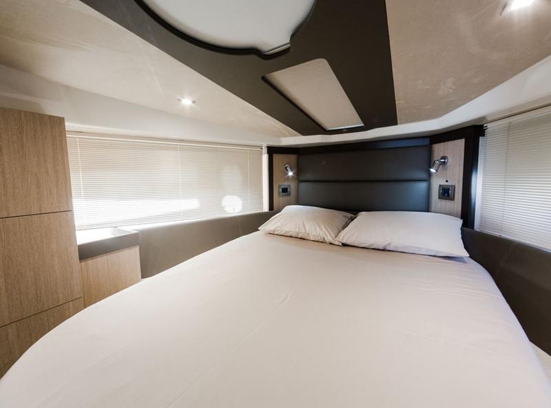 Book yachts online - motorboat - Cranchi M44 HT - Brown Sugar - rent