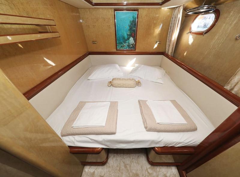 Book yachts online - motorboat - Motoryacht - Custom Blanka - rent