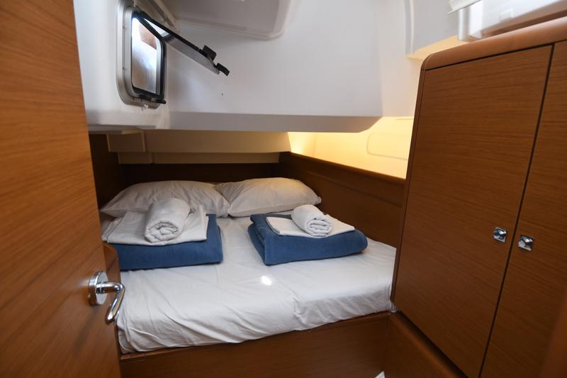Book yachts online - sailboat - Sun Odyssey 419 - Euros - rent