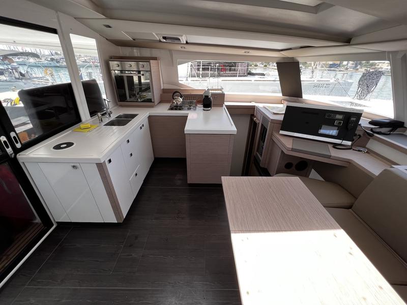 Book yachts online - catamaran - Astréa 42 - Elite - rent