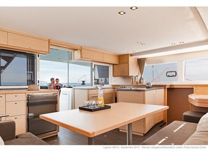 Book yachts online - catamaran - Lagoon 450  Flybridge - Sea Breeze - rent