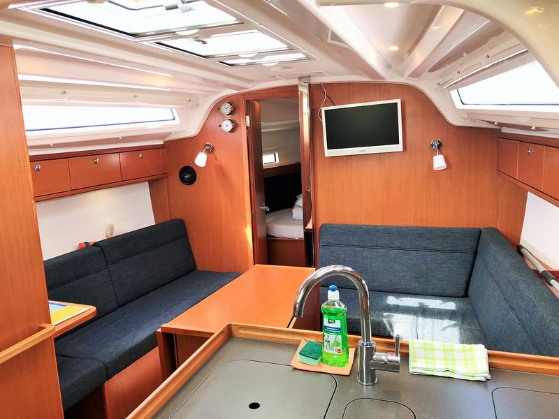 Book yachts online - sailboat - Bavaria Cruiser 37 - Fortunal - rent