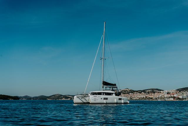 Book yachts online - catamaran - Lagoon 42 - AMELIA - rent