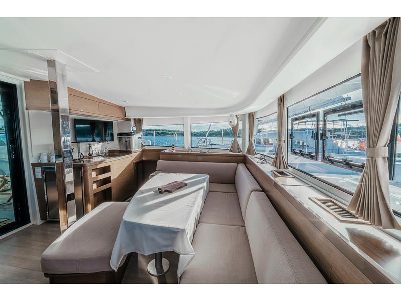 Book yachts online - catamaran - Lagoon 42 - ZETA - rent