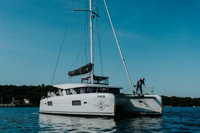 Book yachts online - catamaran - Lagoon 42 - ZETA - rent