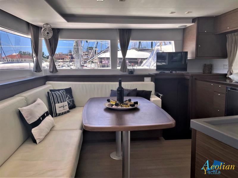 Book yachts online - catamaran - Lagoon 450  Flybridge - Aeolian Dream - rent