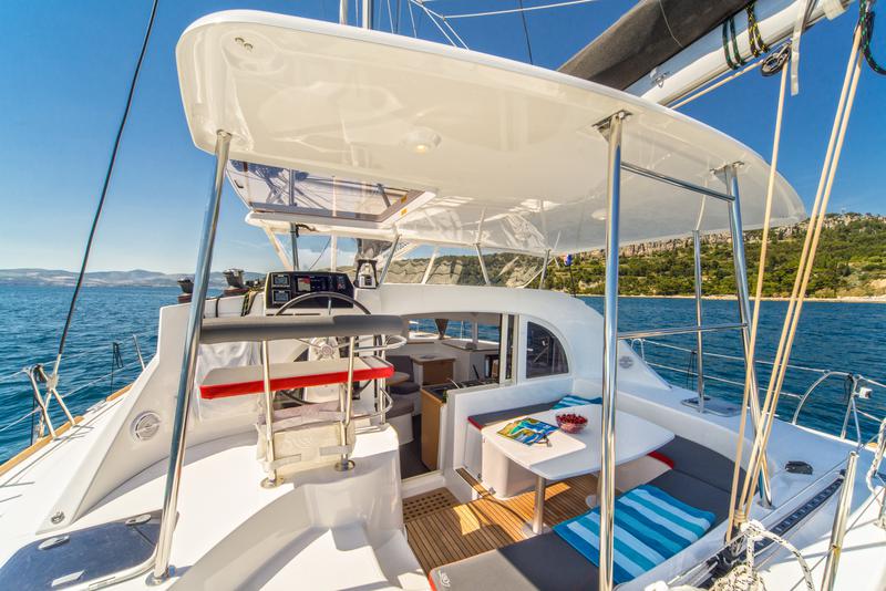 Book yachts online - catamaran - Lagoon 380 - Queen Mia - rent