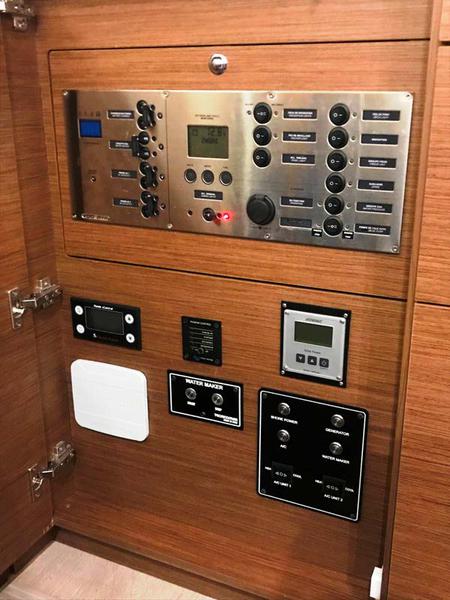 Book yachts online - catamaran - Lagoon 450  Flybridge - Golden Dream - rent