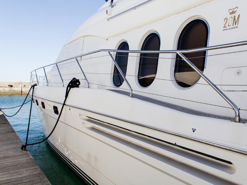 Book yachts online - motorboat - Princess 20M - Seafree - rent