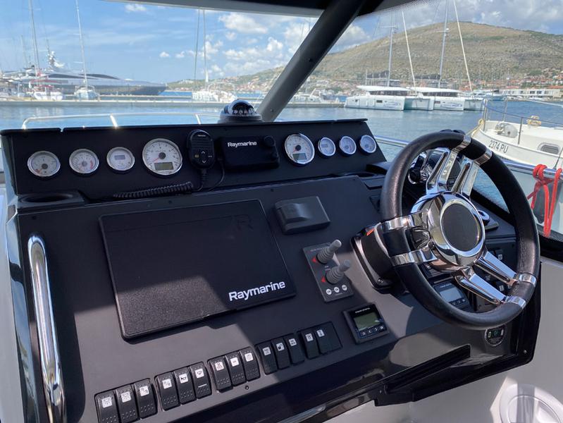 Book yachts online - motorboat - Grandezza 34 OC - BASILEIA - rent