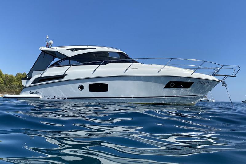 Book yachts online - motorboat - Grandezza 34 OC - BASILEIA - rent