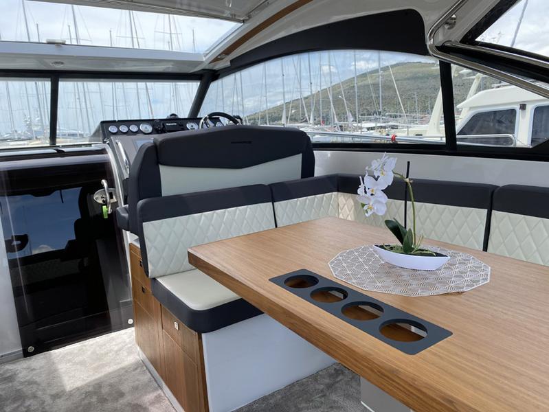 Book yachts online - motorboat - Grandezza 34 OC - BASILEIA - rent