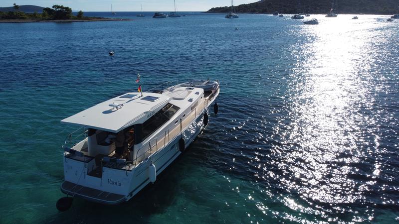 Book yachts online - motorboat - Delphia Escape 1350 - Vamia - rent