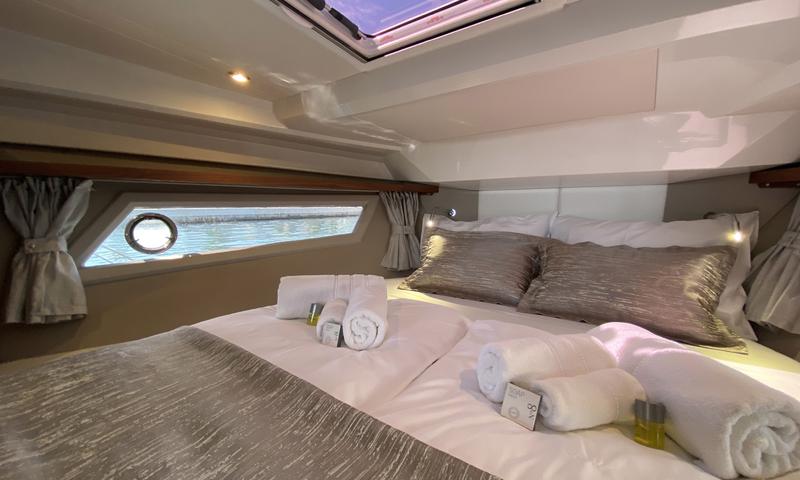 Book yachts online - motorboat - Grandezza 37 CA - KRISTINA - rent
