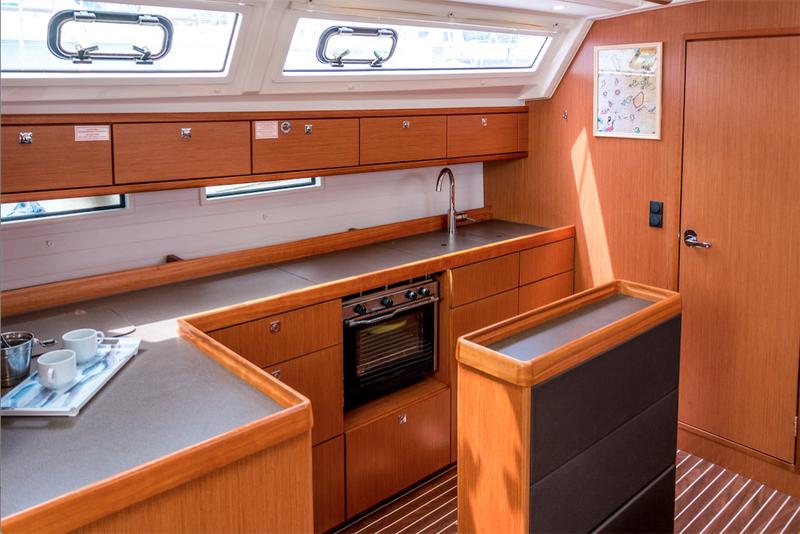 Book yachts online - sailboat - Bavaria Cruiser 46 - Athina - rent