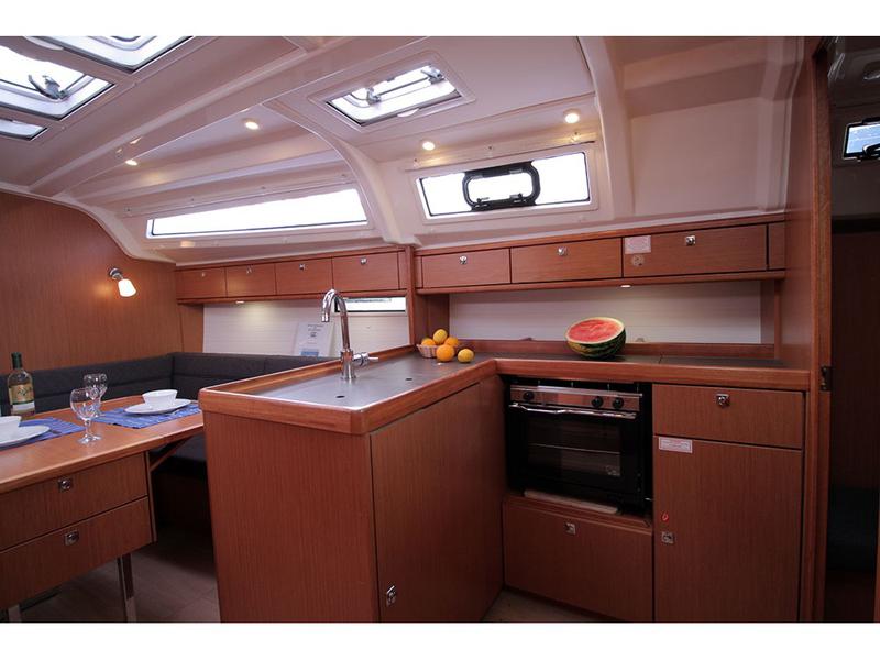 Book yachts online - sailboat - Bavaria Cruiser 37 - Black Pearl - rent