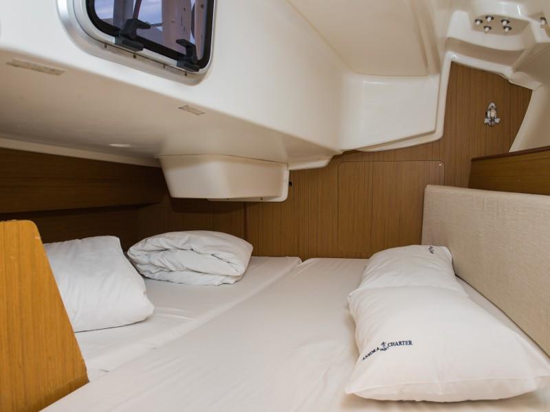 Book yachts online - sailboat - Sun Odyssey 32 i REFIT 2019 - GEMSTONE P.c - rent