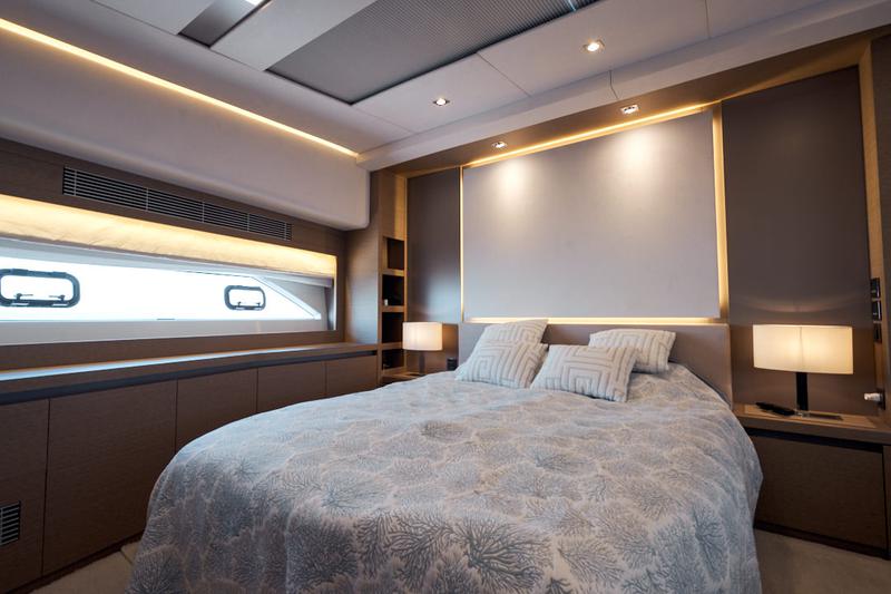 Book yachts online - motorboat - Prestige 680 S - Smeralda Blu - rent