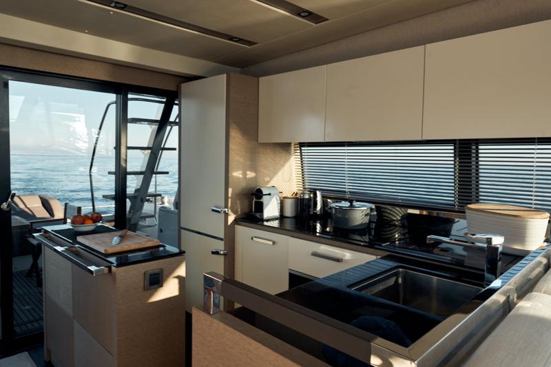 Book yachts online - motorboat - Prestige 680 S - Smeralda Blu - rent