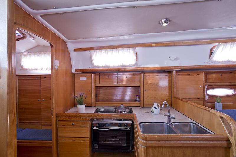 Book yachts online - sailboat - Bavaria 37 Cruiser - Ikona - rent