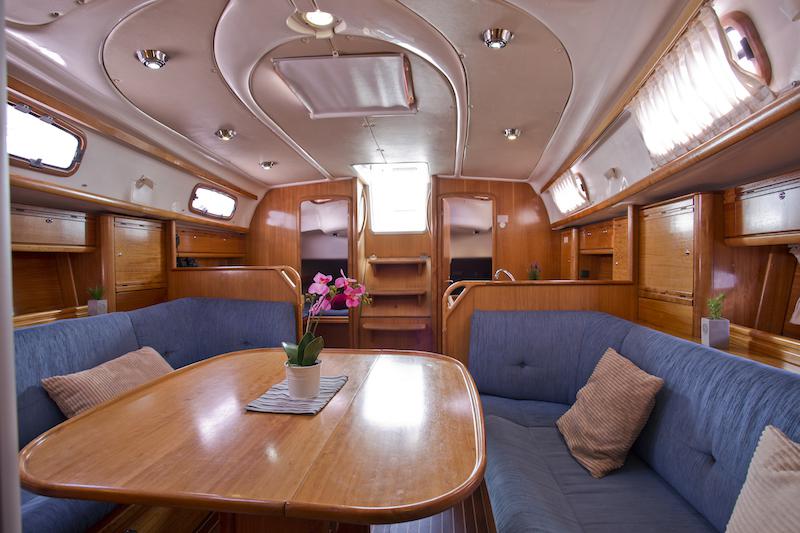 Book yachts online - sailboat - Bavaria 37 Cruiser - Ikona - rent
