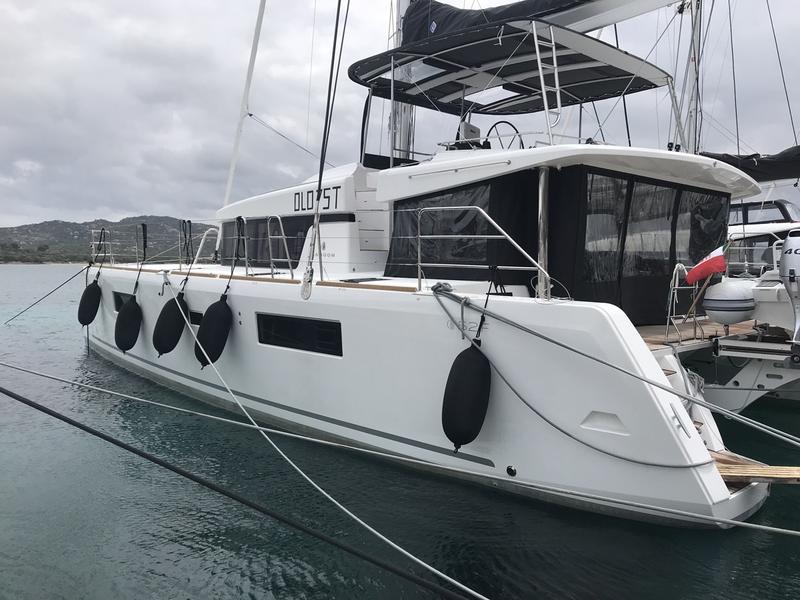 Book yachts online - catamaran - Lagoon 52F - 6 cab - Dugongo II (ANU) - rent