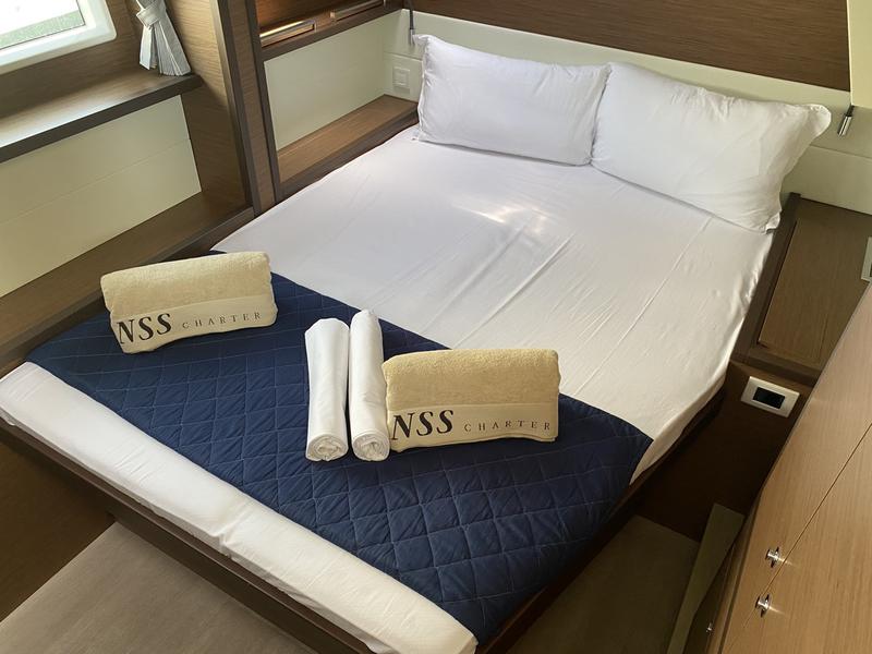 Book yachts online - catamaran - Lagoon 52F (5 cab) - Naka (GND) - rent