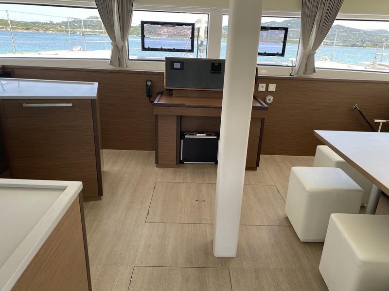 Book yachts online - catamaran - Lagoon 52F (5 cab) - Naka (GND) - rent