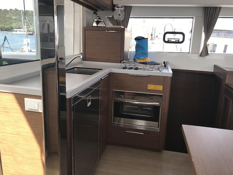 Book yachts online - catamaran - Lagoon 40 - Freccia (WM, Inverter) - rent