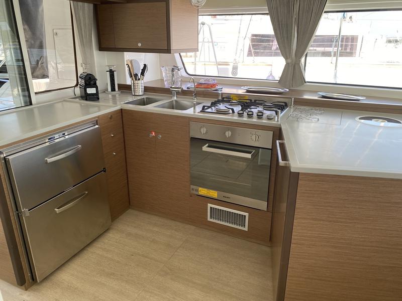Book yachts online - catamaran - Lagoon 52F (5 cab) - Naka (SXM) - rent