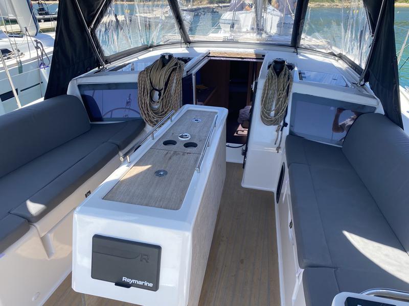 Book yachts online - sailboat - Dufour 390 Grand Large - Musica - rent