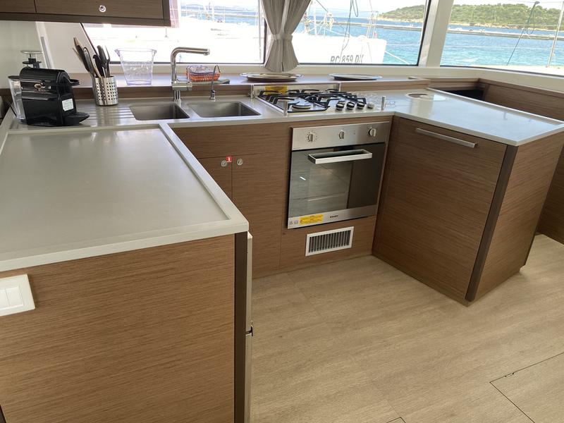 Book yachts online - catamaran - Lagoon 52F (5 cab) - Naka (TOR) - rent