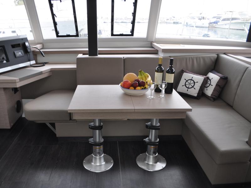 Book yachts online - catamaran - Astréa 42 - Nancy - rent