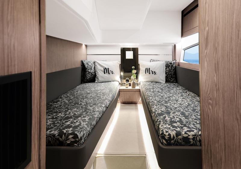 Book yachts online - motorboat - Sealine F430 - BLUE LAGOON - rent