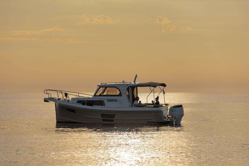 Book yachts online - motorboat - Leidi 800R - H8 - rent