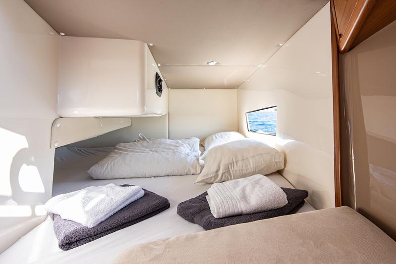 Book yachts online - motorboat - Leidi 800R - H8 - rent