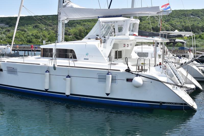 Book yachts online - catamaran - Lagoon 440 (4+2 cab) - OCEANUS - rent