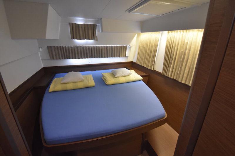 Book yachts online - catamaran - Lagoon 42 - LOLINA - rent