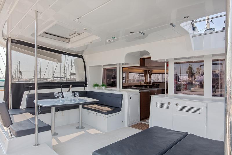 Book yachts online - catamaran - Lagoon 450  Flybridge - Smile - rent