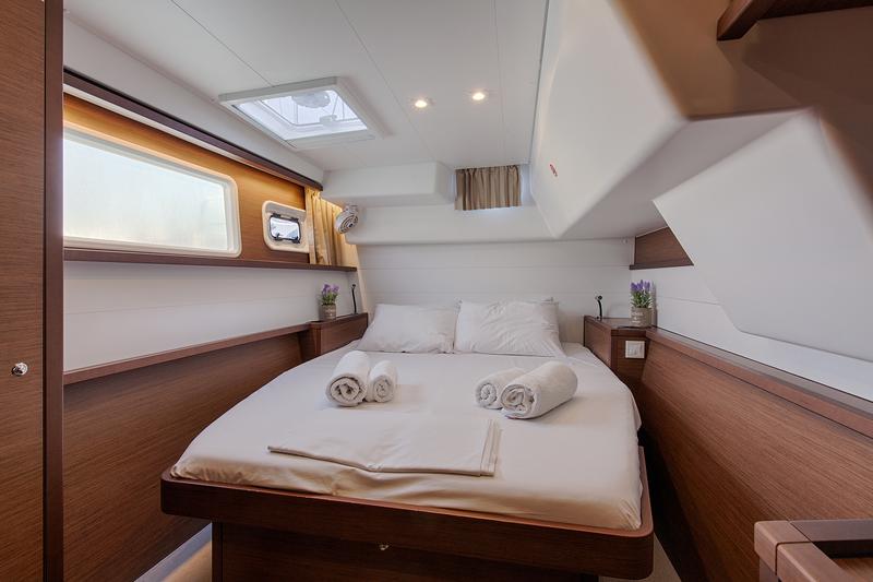 Book yachts online - catamaran - Lagoon 450  Flybridge - Smile - rent