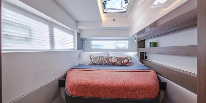 Book yachts online - catamaran - Moorings 4200/4 - Moorings 4200/4 (2022) - rent