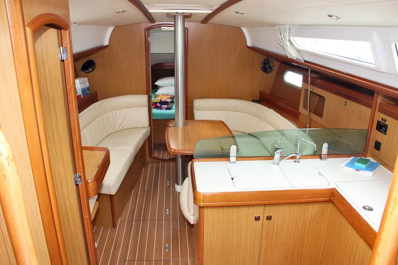 Book yachts online - sailboat - Sun Odyssey 36i - La Ligne Verte - rent