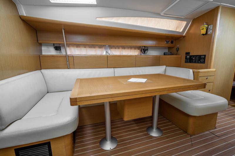 Book yachts online - sailboat - Jeanneau 53 (6 cab) - REGINA V - rent