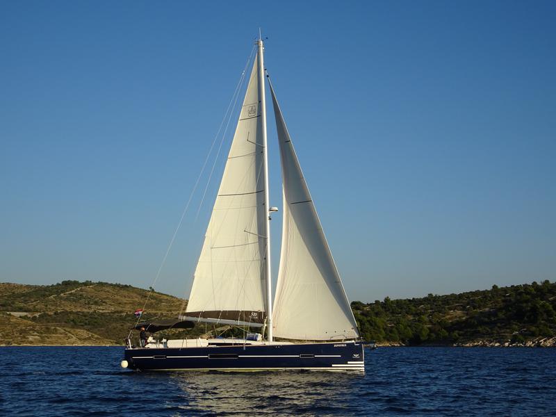 Book yachts online - sailboat - Dufour 520 GL - EURUS - rent