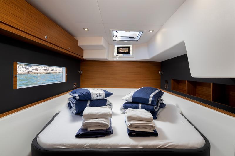 Book yachts online - catamaran - Dufour 48 Catamaran - ROY - rent