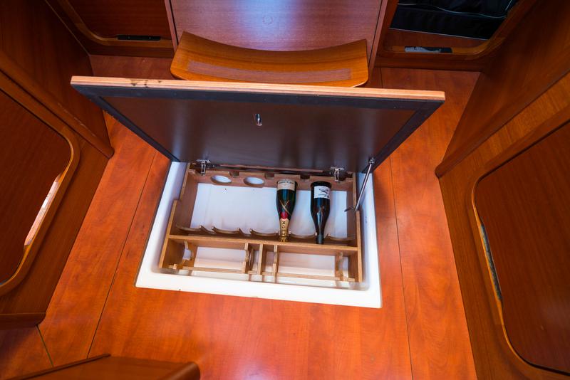 Book yachts online - sailboat - Dufour 382 GL - Justin - rent