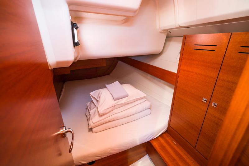 Book yachts online - sailboat - Dufour 382 GL - Justin - rent