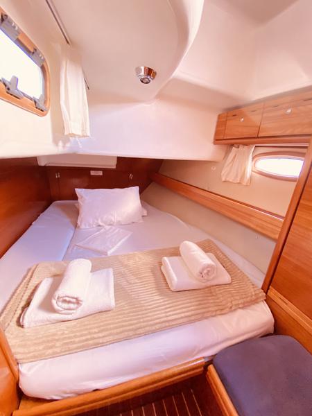 Book yachts online - sailboat - Bavaria 42 Cruiser - Iro (Refit 2019) - rent